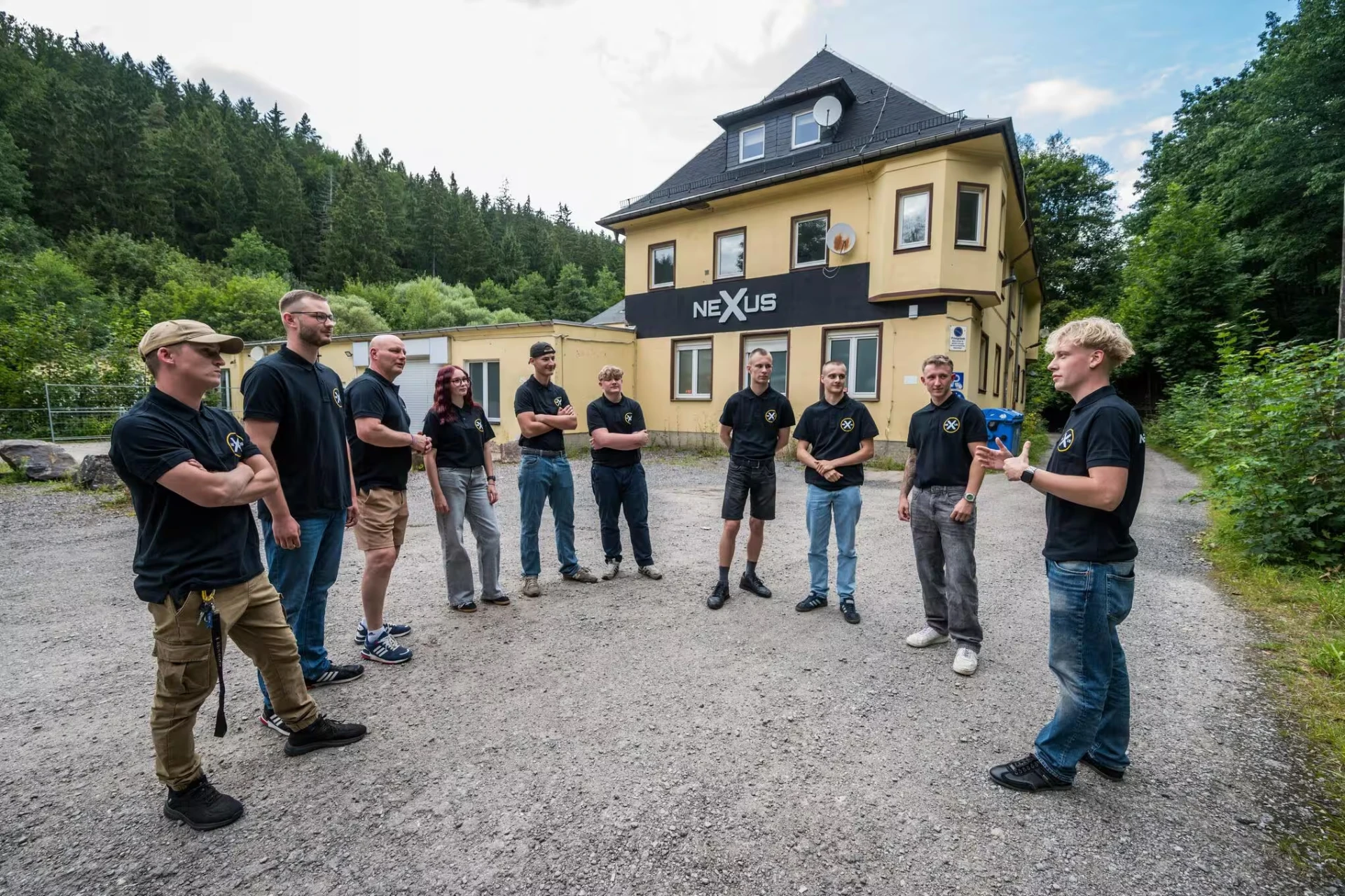 Das NEXUS-Team vor dem NEXUS-Gebäude in Lößnitz